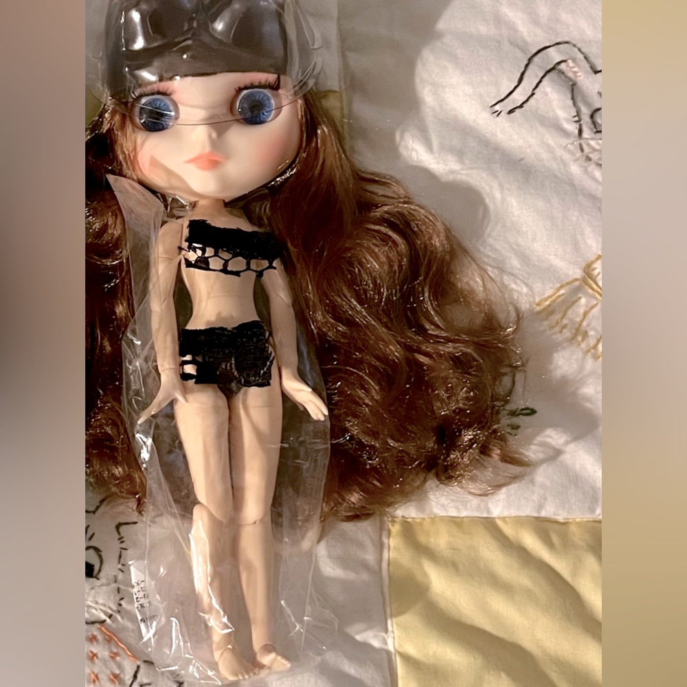 New Blythe factory doll with exchangeable hands